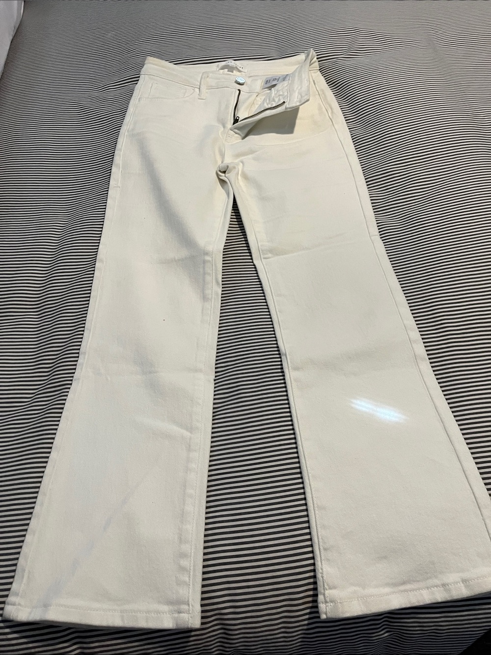 White Risen jeans